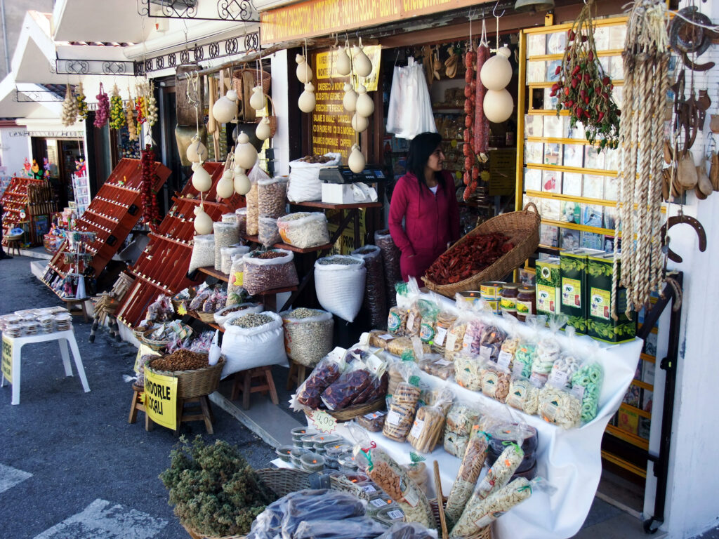 Bottega artigiana lungo una via del centro storico di Monte Sant'Angelo