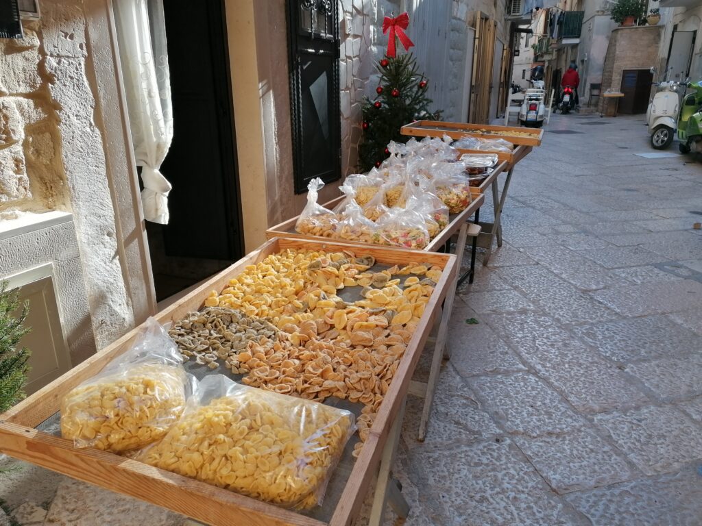 Orecchiette pugliesi fatte a mano poste su un asse di legno