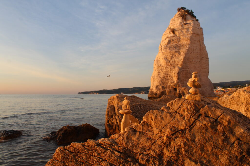 Lo scoglio di Pizzomunno all'alba sulla spiaggia di Vieste, Gargano