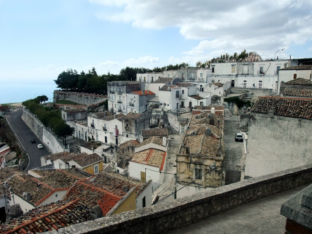 Tetti del centro storico di Monte Sant'Angelo affacciati sul Golfo di Manfredonia